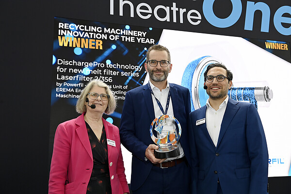 Robert Obermayr, Head of the POWERFIL business unit at EREMA, happily accepted the award at the PRSE in Amsterdam.